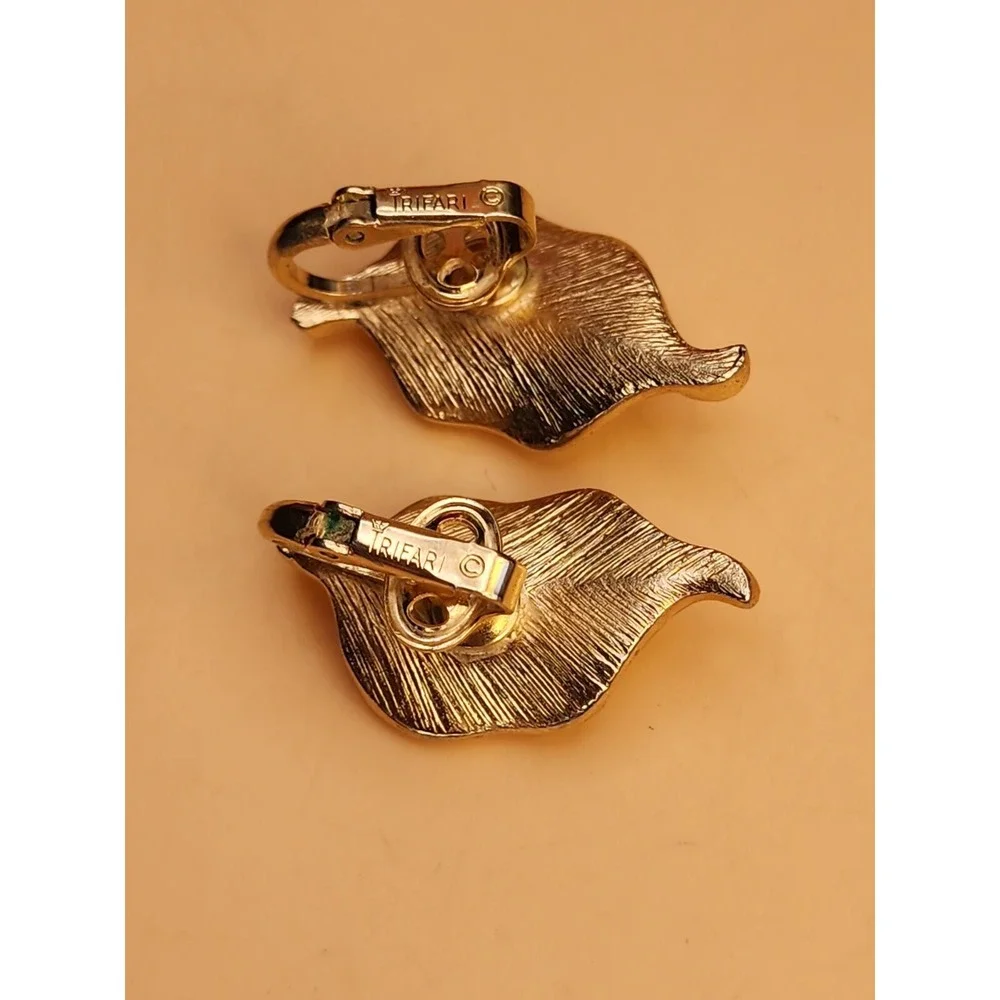 Vintage TRIFARI Signed Gold Tone White Enamel Leaf Clip‎ on Earrings FREE $HIP!!